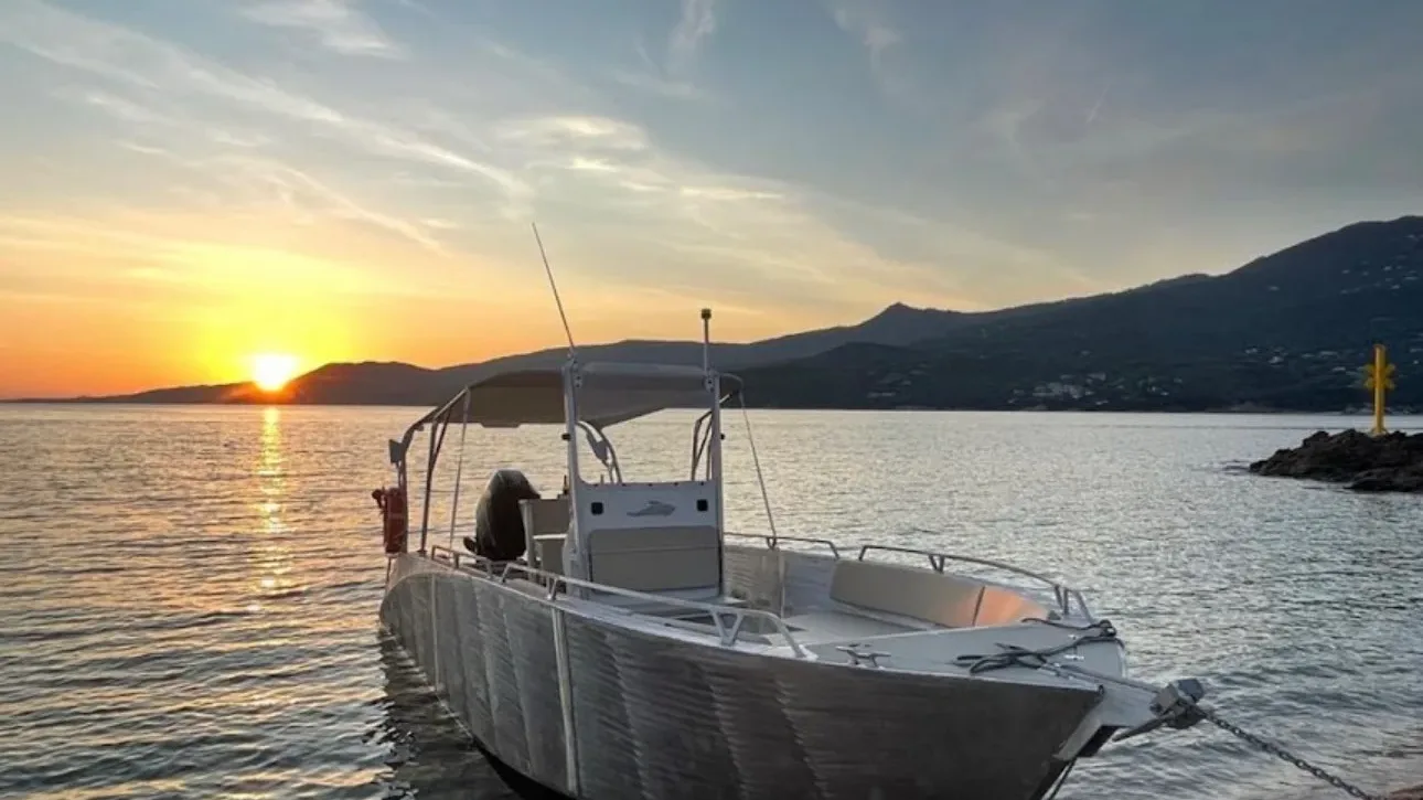 Le bateau de Paradisu Marinu dans le golfe du Valinco au coucher du soleil