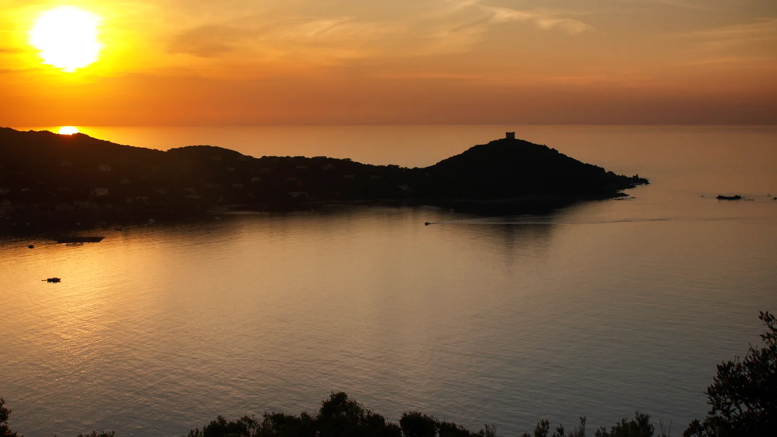 Coucher de soleil sur la pointe de Campomoro dans le golfe du Valinco