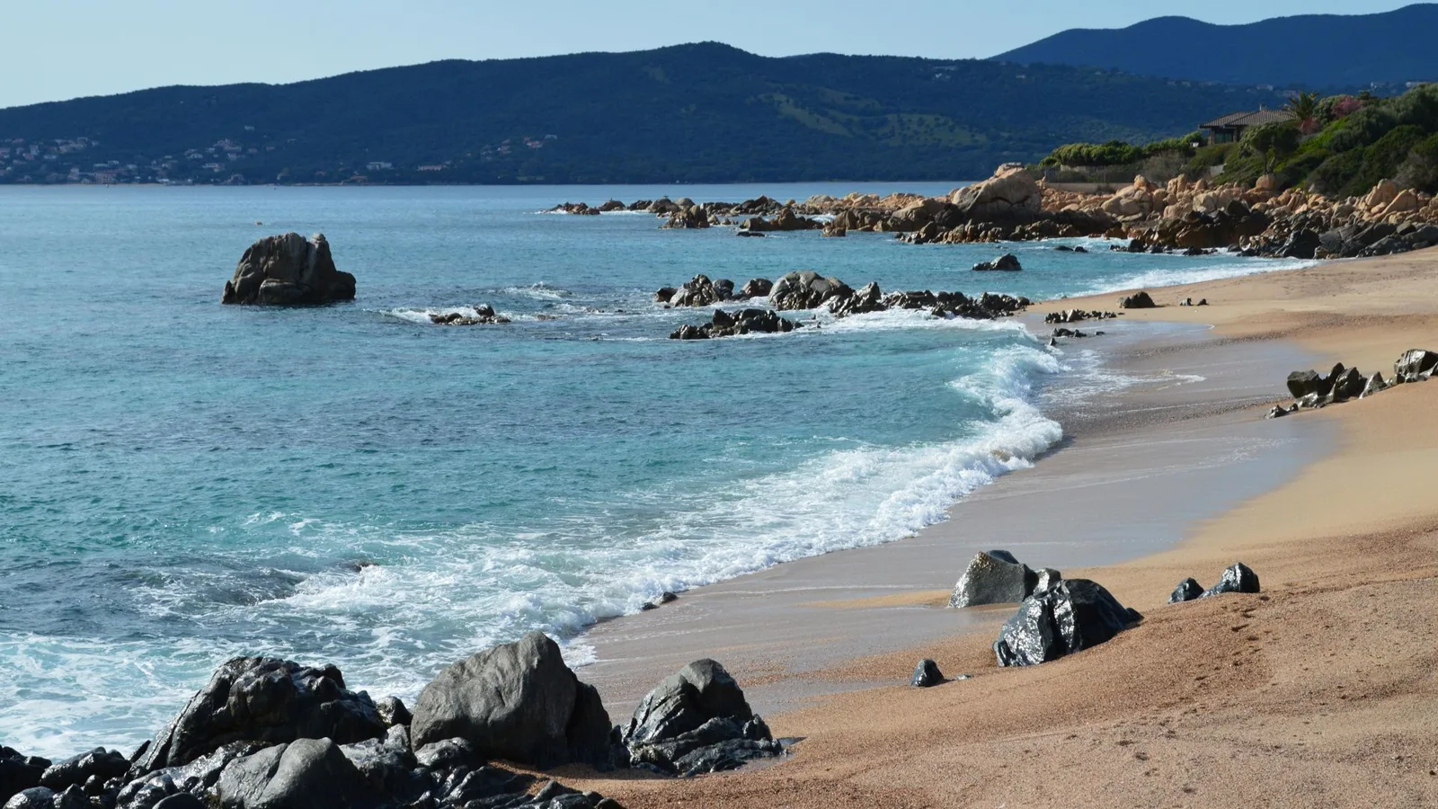 Crique rocheuse et eau claire à Olmeto, sur la rive nord du golfe du Valinco