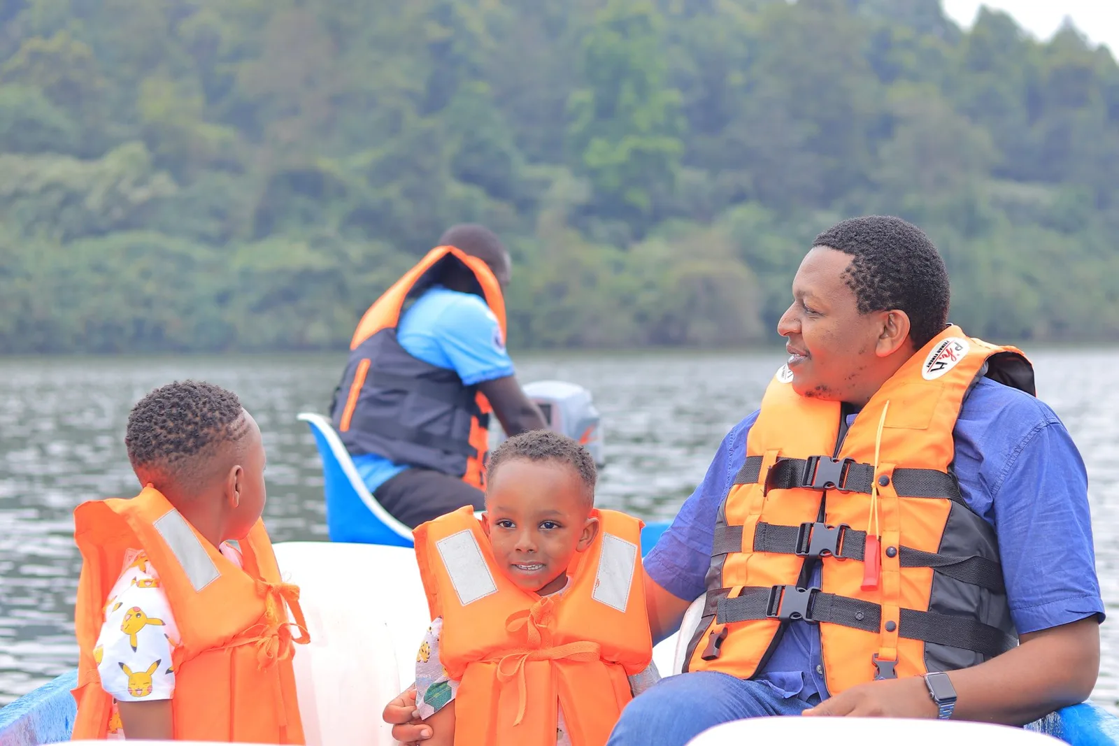 Famille en gilets de sauvetage pendant une sortie en bateau