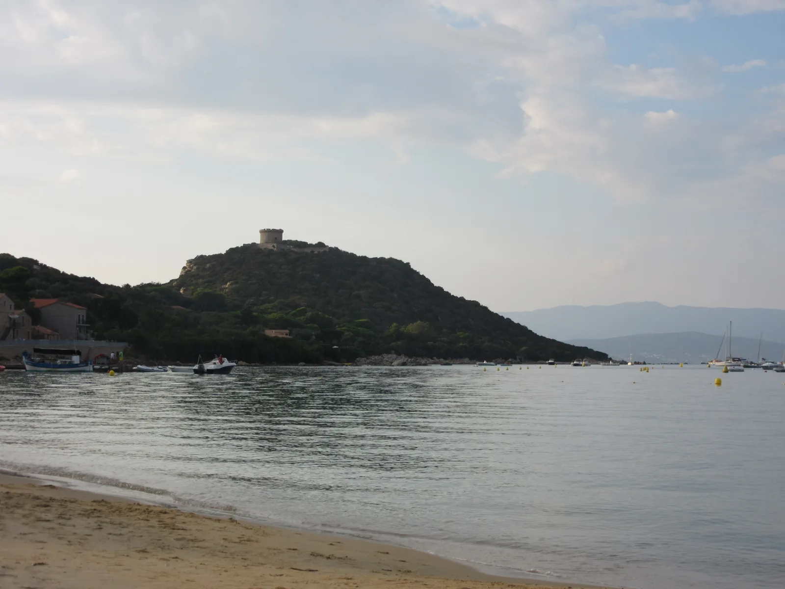Bateaux au mouillage devant la plage et la tour de Campomoro