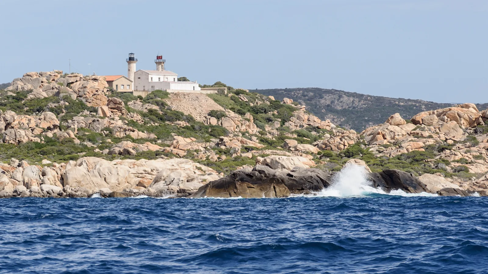 Le phare de Senetosa et sa côte de granit au sud de Campomoro
