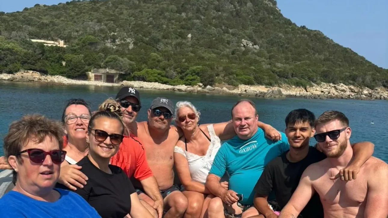 Groupe à bord du bateau privatisé de Paradisu Marinu à Propriano