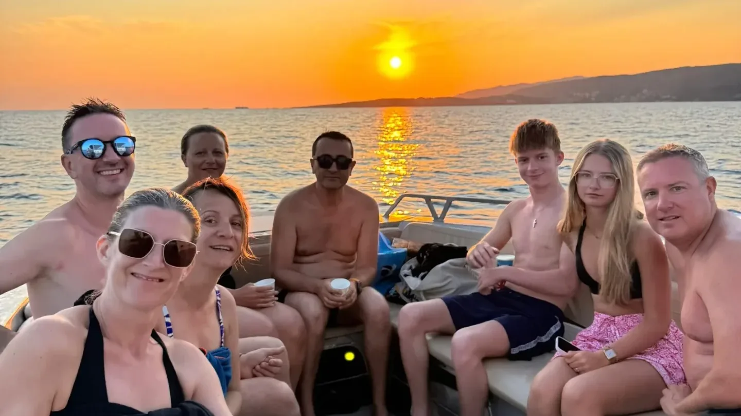 Passagers à bord pendant la sortie coucher de soleil de Paradisu Marinu