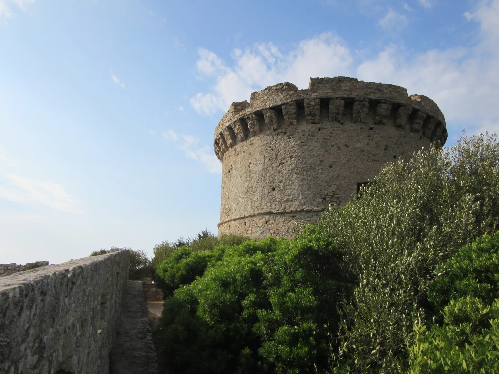 Les remparts de la tour génoise de Campomoro