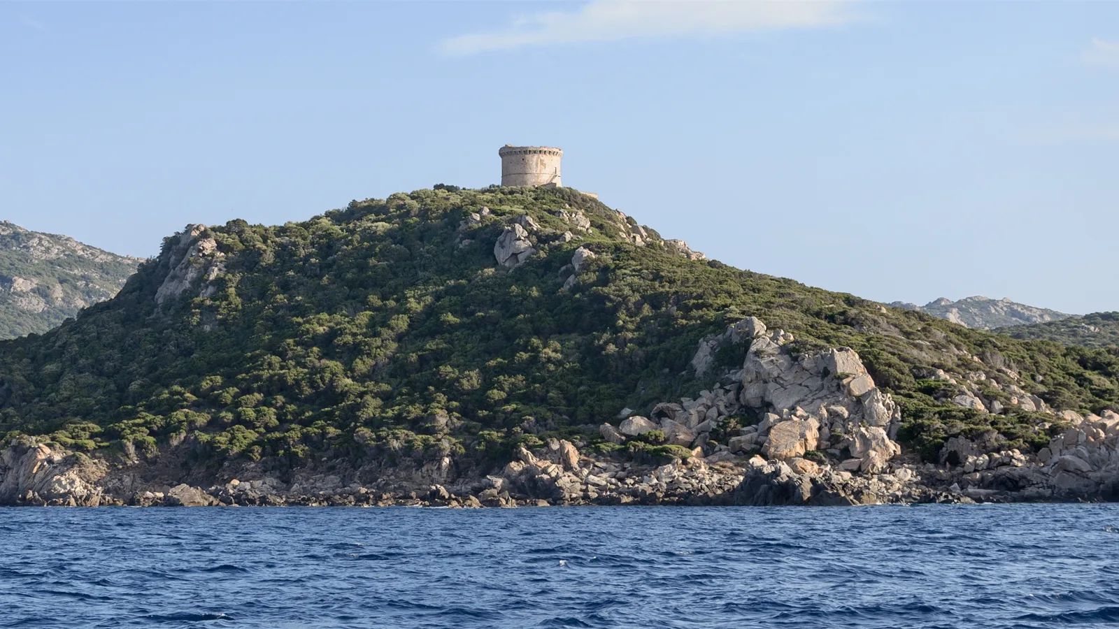 La tour génoise de Campomoro vue depuis la mer